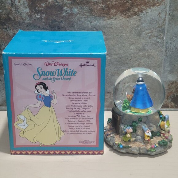 Hallmark Musical Snow Globe Disney's Snow White and the Seven Dwarfs 1990 - Picture 5 of 13